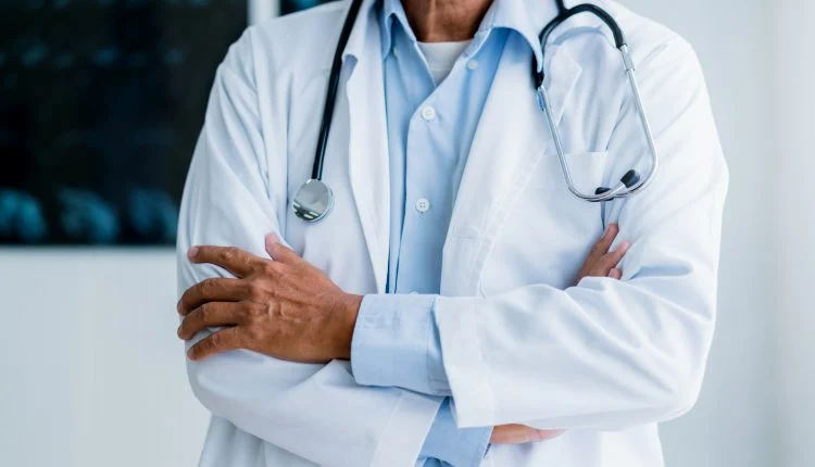 Hospital Universitário da UEM abre credenciamento para profissionais da saúde com salários de até R$ 23,6 mil