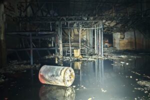 Incêndio destrói barracão de fábrica de colchões em Maringá
