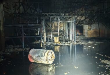 Incêndio destrói barracão de fábrica de colchões em Maringá