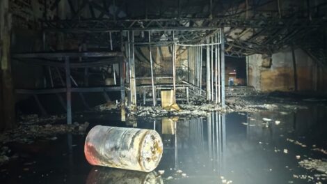Incêndio destrói barracão de fábrica de colchões em Maringá
