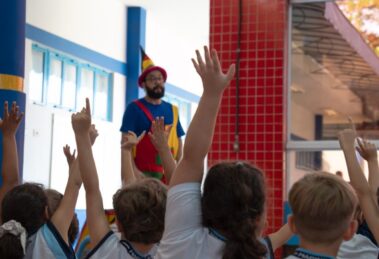 'João Sinaleiro' usa teatro para levar educação no trânsito para crianças dos CMEIs de Maringá