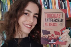 Maringaense transforma pesquisa com 1,4 mil publicações de torcidas antifascistas em livro