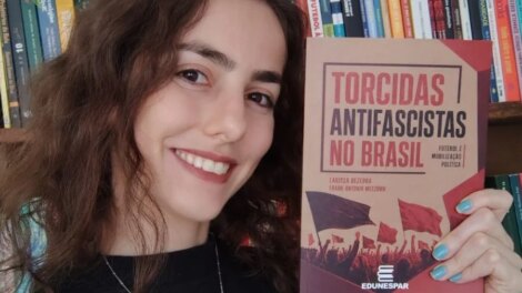 Maringaense transforma pesquisa com 1,4 mil publicações de torcidas antifascistas em livro