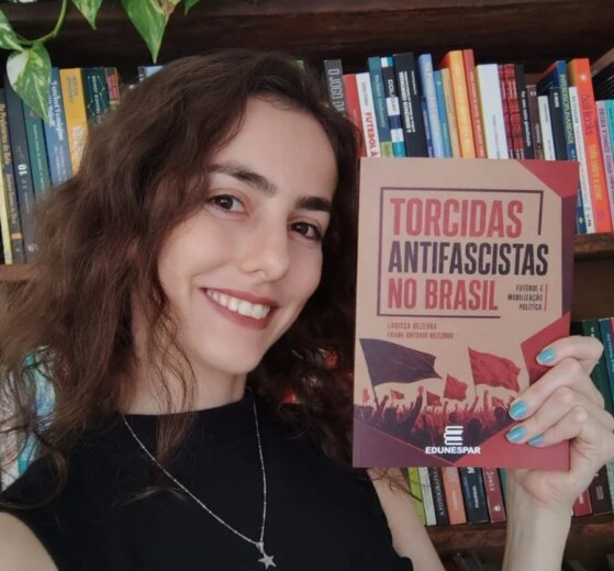 Maringaense transforma pesquisa com 1,4 mil publicações de torcidas antifascistas em livro
