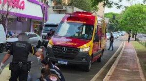 Motocicleta atropela idosa na Avenida Brasil e deixa vítima em estado grave