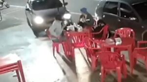 Motorista é presa após invadir calçada e atropelar homem no PR; veja o flagrante