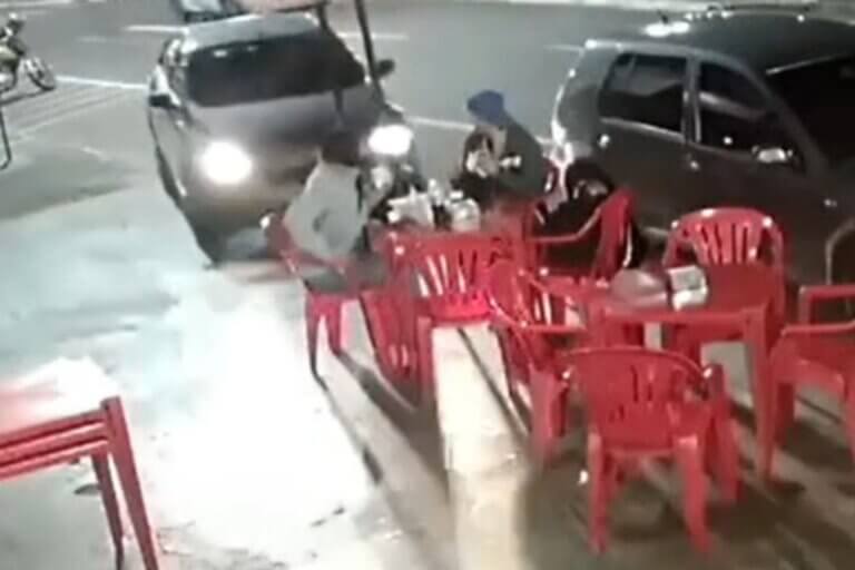 Motorista é presa após invadir calçada e atropelar homem no PR; veja o flagrante
