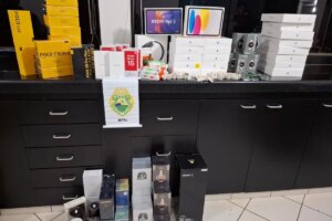 Mulher é flagrada com eletrônicos, perfumes e ampolas de emagrecimento escondidas no corpo na PR-323