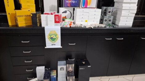 Mulher é flagrada com eletrônicos, perfumes e ampolas de emagrecimento escondidas no corpo na PR-323