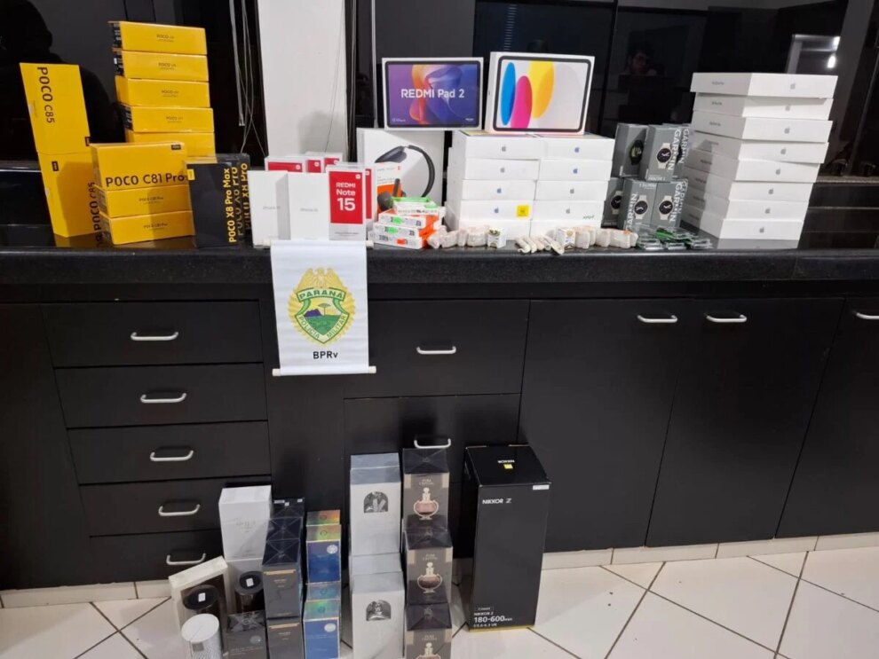 Mulher é flagrada com eletrônicos, perfumes e ampolas de emagrecimento escondidas no corpo na PR-323