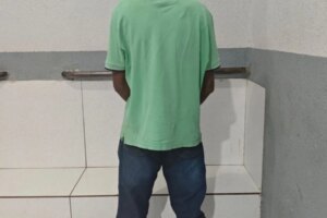 Mulher esfaqueada pelo companheiro foge por janela e pede socorro na Delegacia da Polícia Civil