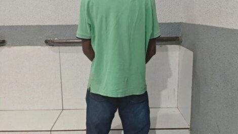 Mulher esfaqueada pelo companheiro foge por janela e pede socorro na Delegacia da Polícia Civil
