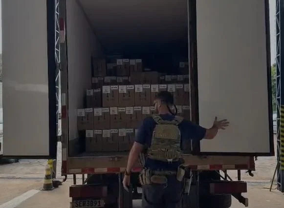 Polícia Federal apreende cerca de 2 mil celulares contrabandeados em Maringá