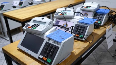 TRE antecipa envio de urnas eletrônicas devido à estiagem no Amazonas