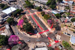 Tráfego é liberado por dentro da Praça Souza Naves, em Maringá