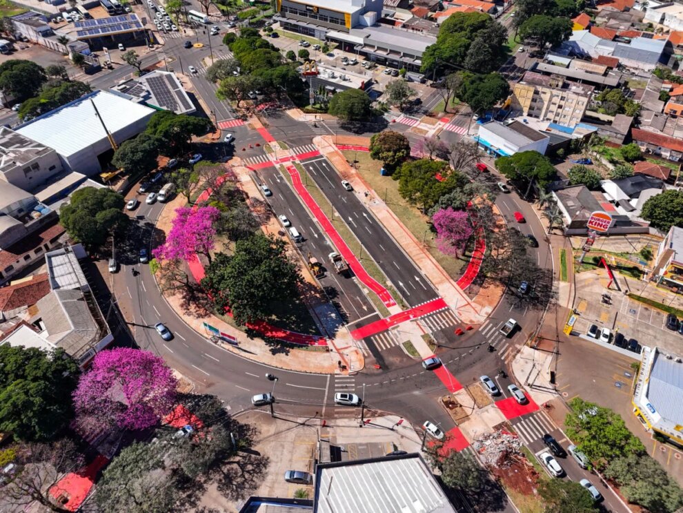 Tráfego é liberado por dentro da Praça Souza Naves, em Maringá