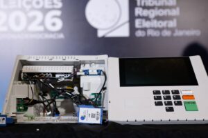 Urna eletrônica é aberta em transmissão ao vivo pela primeira vez