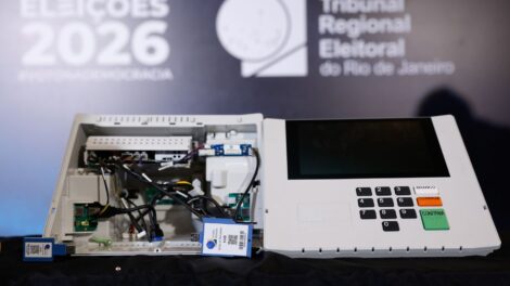 Urna eletrônica é aberta em transmissão ao vivo pela primeira vez