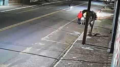 Vídeo mostra mulher sendo atropelada de propósito após discussão na região de Maringá; caso é investigado pela Polícia Civil