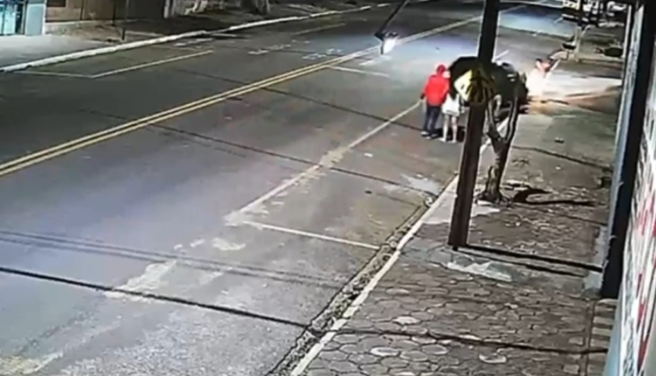 Vídeo mostra mulher sendo atropelada de propósito após discussão na região de Maringá; caso é investigado pela Polícia Civil