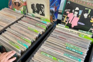 Viniltagem combina diferentes gostos musicais em feira de discos