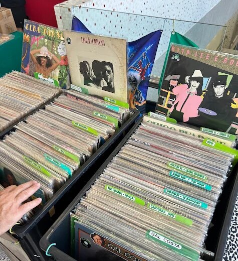Viniltagem combina diferentes gostos musicais em feira de discos