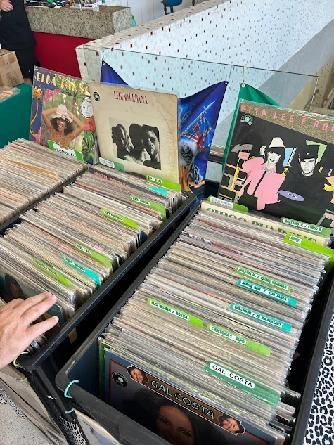 Viniltagem combina diferentes gostos musicais em feira de discos