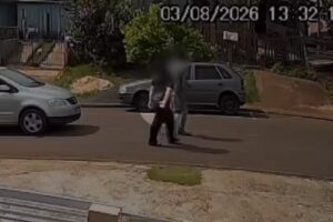 Vítima de violência doméstica recebe ajuda após fazer sinal internacional de socorro e home é preso no Paraná; vídeo