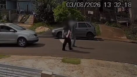 Vítima de violência doméstica recebe ajuda após fazer sinal internacional de socorro e home é preso no Paraná; vídeo