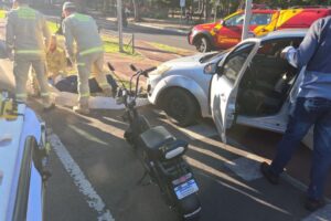Acidente entre carro e moto elétrica deixa uma pessoa ferida em Maringá
