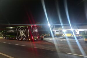 Bandidos armados rendem motorista e assaltam passageiros de ônibus em estrada rural na região de Maringá