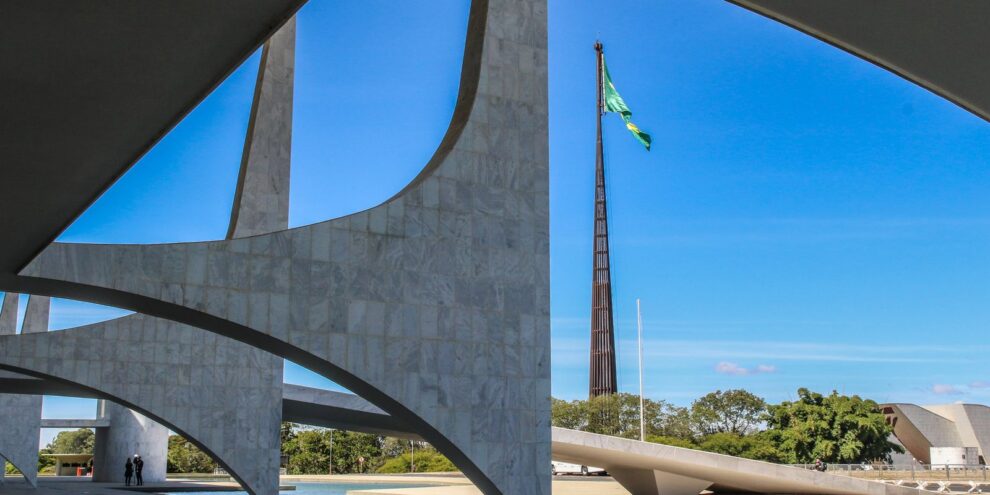 Entenda as diferenças entre as funções do presidente e do governador