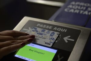 Estação Cinelândia, no Rio, é renomeada para Estação Democracia