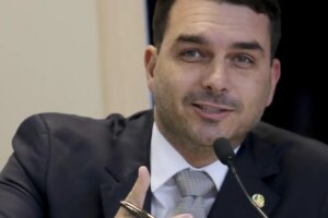 Flávio Bolsonaro viajou em avião de Vorcaro em 2025