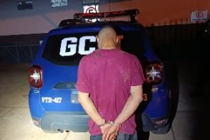 Homem é preso pela Guarda Municipal após arrombar casa e agredir mulher com panelada em Sarandi