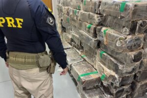 Homem é preso por transportar duas toneladas de maconha escondidas em baú de caminhão no Paraná
