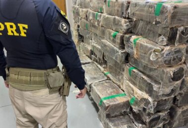 Homem é preso por transportar duas toneladas de maconha escondidas em baú de caminhão no Paraná