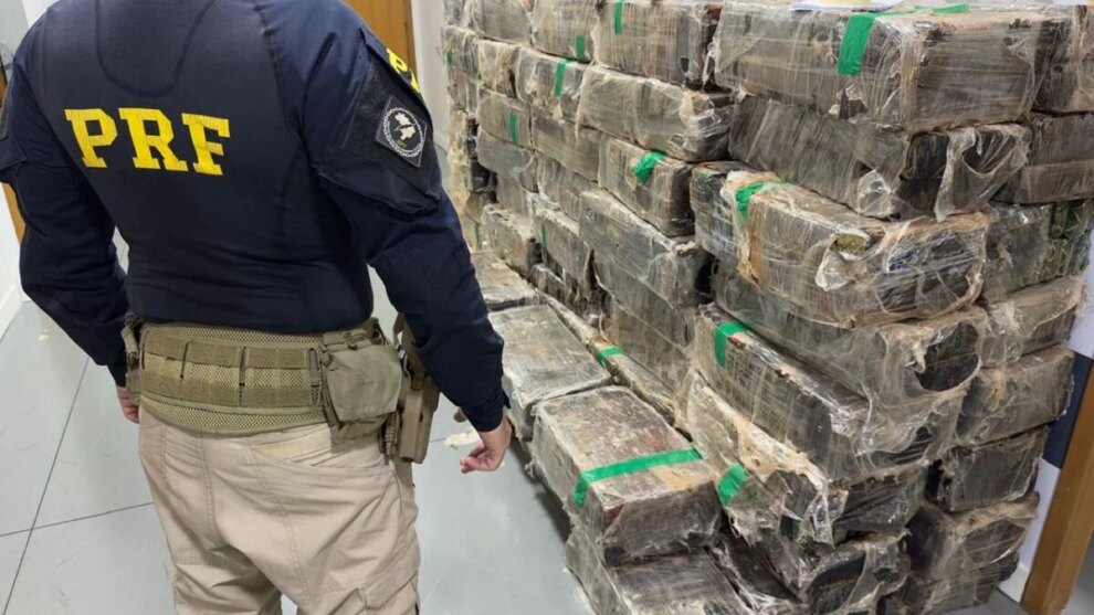 Homem é preso por transportar duas toneladas de maconha escondidas em baú de caminhão no Paraná