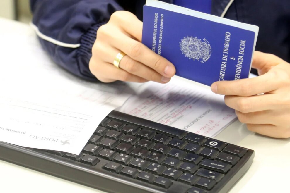 Maringá tem vagas de emprego para auxiliar de produção, balconista e pedreiro; veja oportunidades