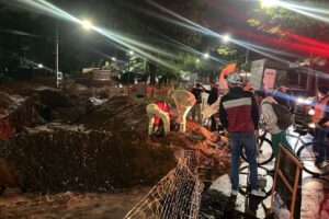 Motociclista sem CNH cai em buraco de obra em canteiro e fica ferido na região