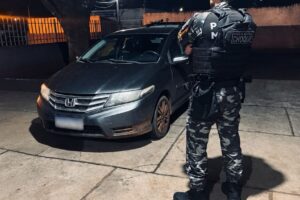 Mulher é presa ao ser flagrada dirigindo carro clonado e furtado em Maringá