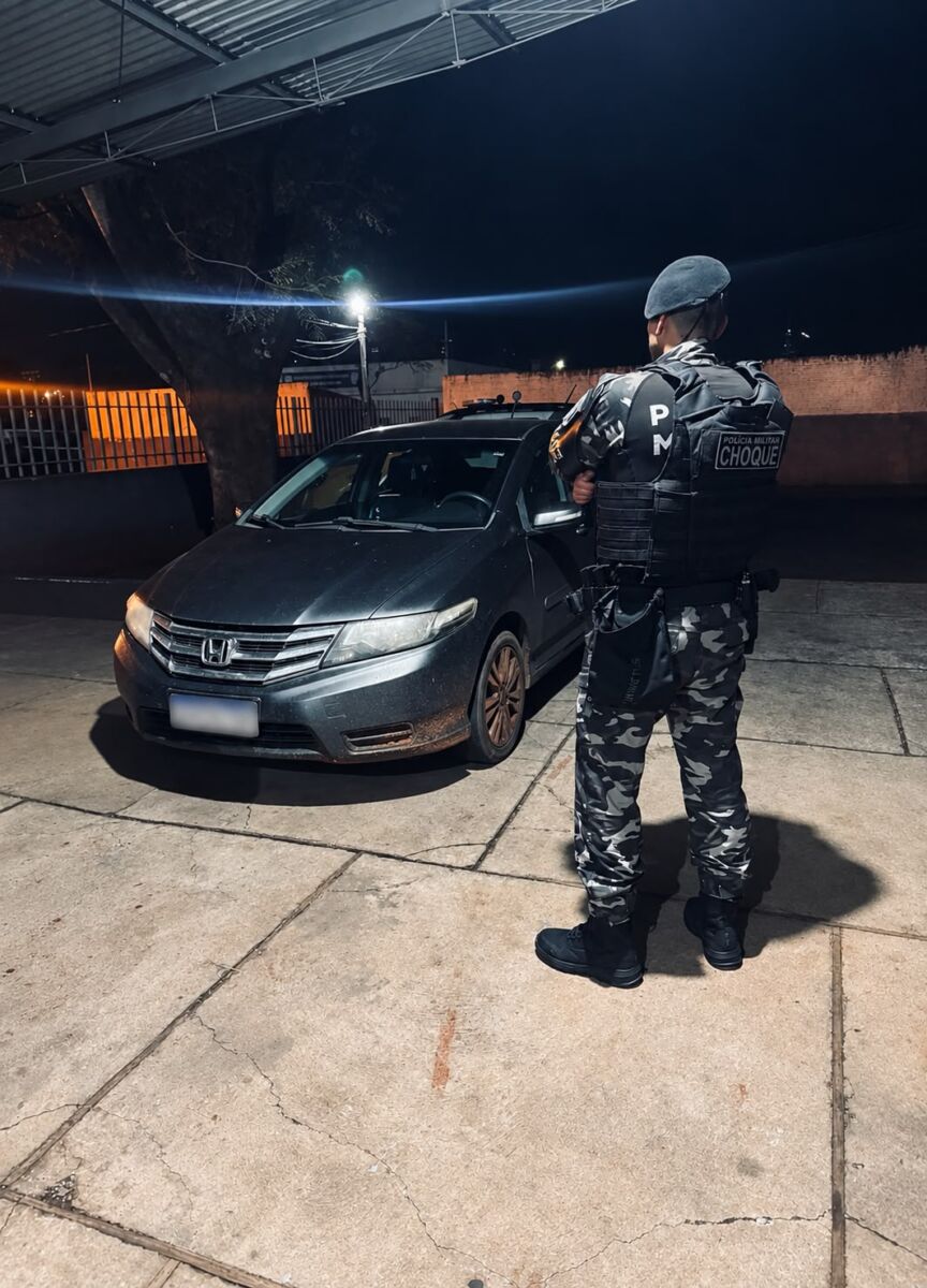 Mulher é presa ao ser flagrada dirigindo carro clonado e furtado em Maringá