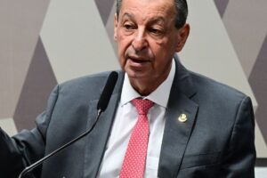 Relator da CCJ rejeita emendas da oposição que buscavam manter 6x1