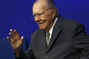 Sarney é internado no Sírio-Libanês para tratar pneumonia