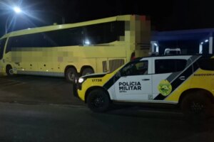 Bandidos encapuzados rendem ônibus e roubam passageiros na região de Maringá