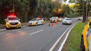 Blitz da PM apreende 12 veículos e aplica 30 multas em Maringá