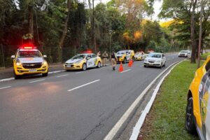 Blitz da PM apreende 12 veículos e aplica 30 multas em Maringá