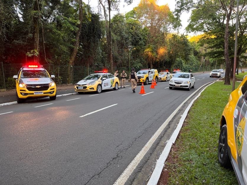 Blitz da PM apreende 12 veículos e aplica 30 multas em Maringá