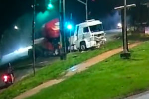 Câmera flagra carreta desgovernada arrastando veículos no Contorno Sul de Maringá; veja o vídeo