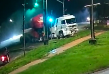 Câmera flagra carreta desgovernada arrastando veículos no Contorno Sul de Maringá; veja o vídeo